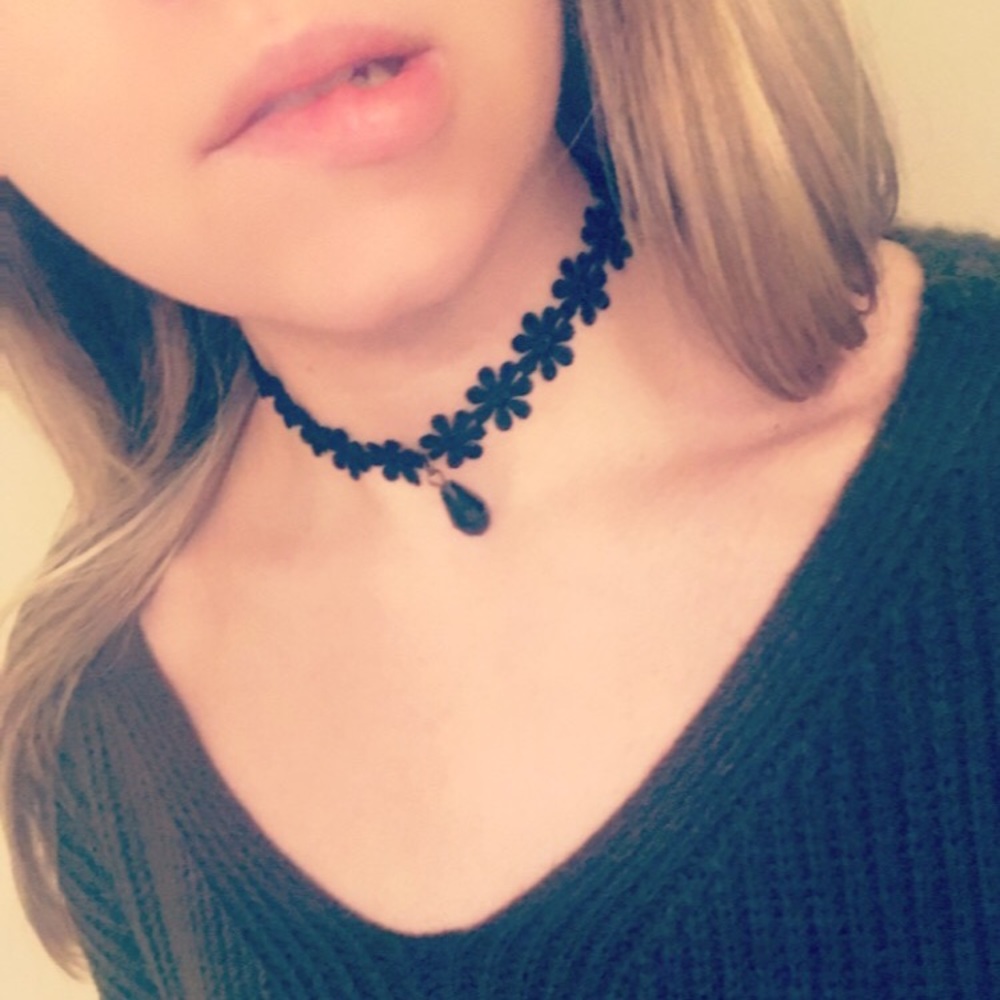 Floral Choker w/ Charm💎